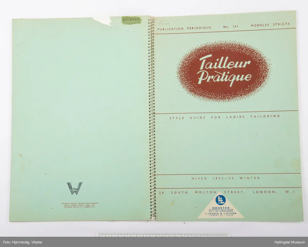 Katalog med plansjer av kvinnemote 1953-1954.