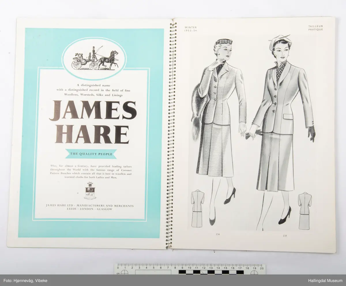 Katalog med plansjer av kvinnemote 1953-1954.