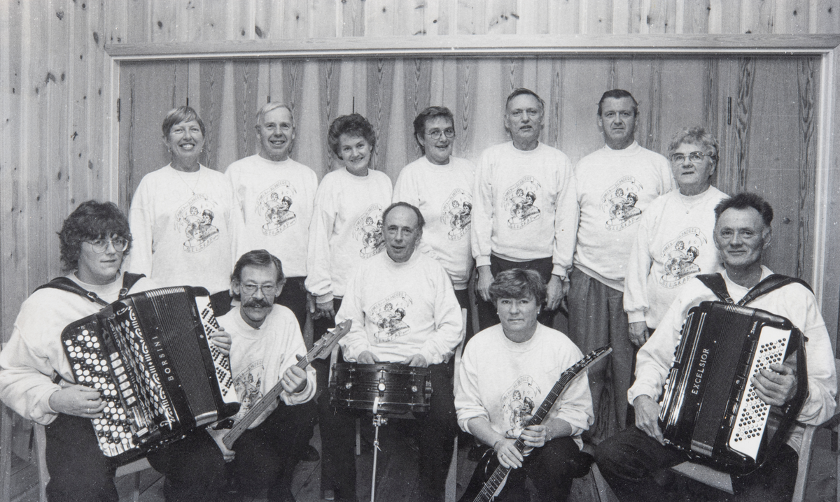 Tangen Blandede Selskap. Gruppen ble etablert i 1987. 
Bak fra venstre: Kari Opsahl, Arnold Nordbakken, Eva Haug, Unni Skjellet, Karl Opsahl, Arild Skjellet og Gerd Fjeldberg.
Foran fra venstre: Jorunn Furulund med trekkspill, Bjørn Haug med bassgitar, Åge Østli med trommer, Marit Pedersen med Gitar og Helge Nordhaug med trekkspill.