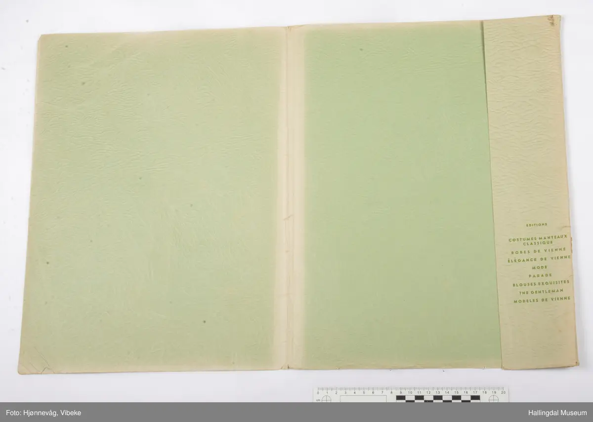Mappe med plansjer av kvinnemote fra 1955