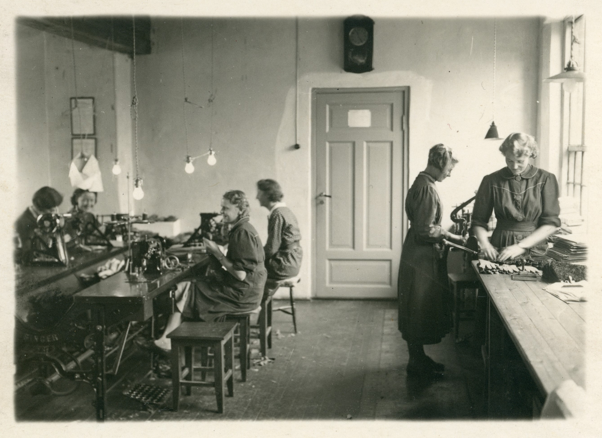 Arbeid i Tronsmos hanskefabrikk på 1930-tallet.