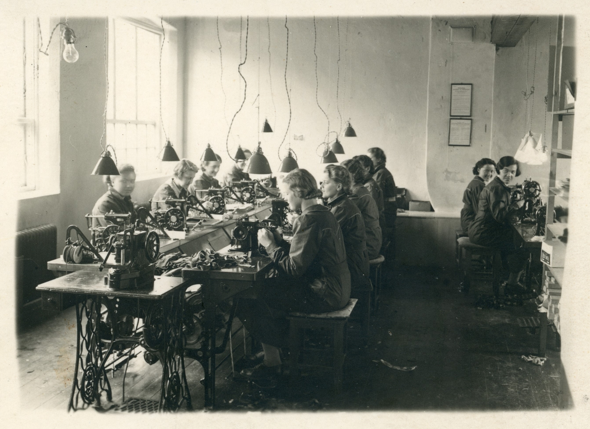 Arbeid i Tronsmos hanskefabrikk på 1930-tallet.