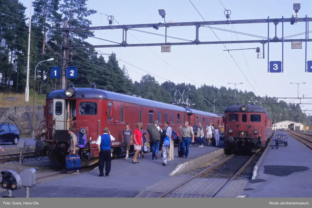 Elektrisk motorvognsett type 68B på Nelaug stasjon