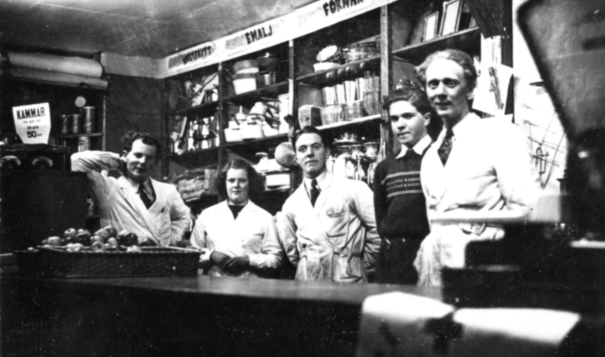 Lindgren & Petterssons lanthandel på Gamla Riksvägen 42, 1940-tal. Fem ...