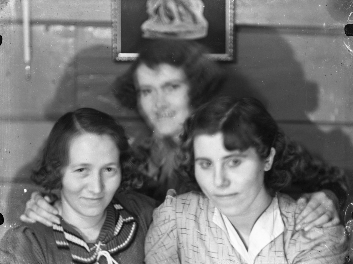 Portrett av tre kvinner.