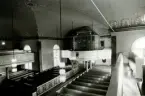 Interiör mot orgelläktaren i Hälleberga kyrka innan branden 1976.