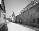 Utmed Follingegatan i Skänninge 1951. Vy mot norr med Vårfrukyrkan i fonden.