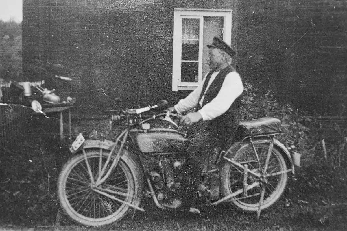 Emil Lindholm på sin motorcykel av märket Husqvarna utanför Nedergården