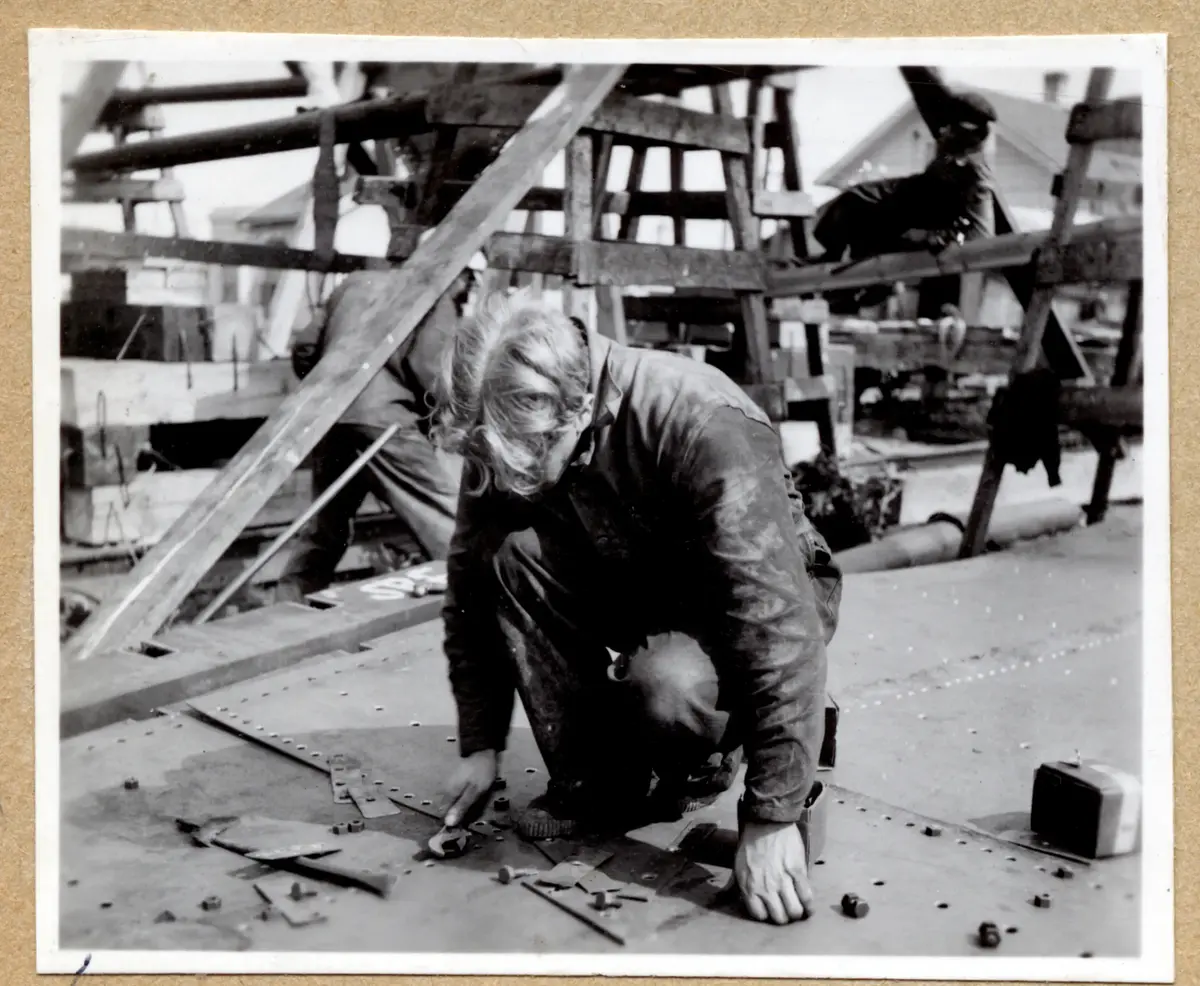 a) " Marstrand 331 " Arbete med plåtar. Dessutom ställningar och lite vy över fastigheter

b) [under a] " 332 " Blond arbetare ligger på plåtarna och jobbar med en skiftnyckel

c) [under b] " 333 " Samma som b, men nu knähukande

d) " 431 Marstrandsvägens byggande, Koön och Instön " Man har sprängt sig genom berget. 
      Fem arbetare jobbar mest med att flytta sten. Små vagnar på räls kan föra bort stenen