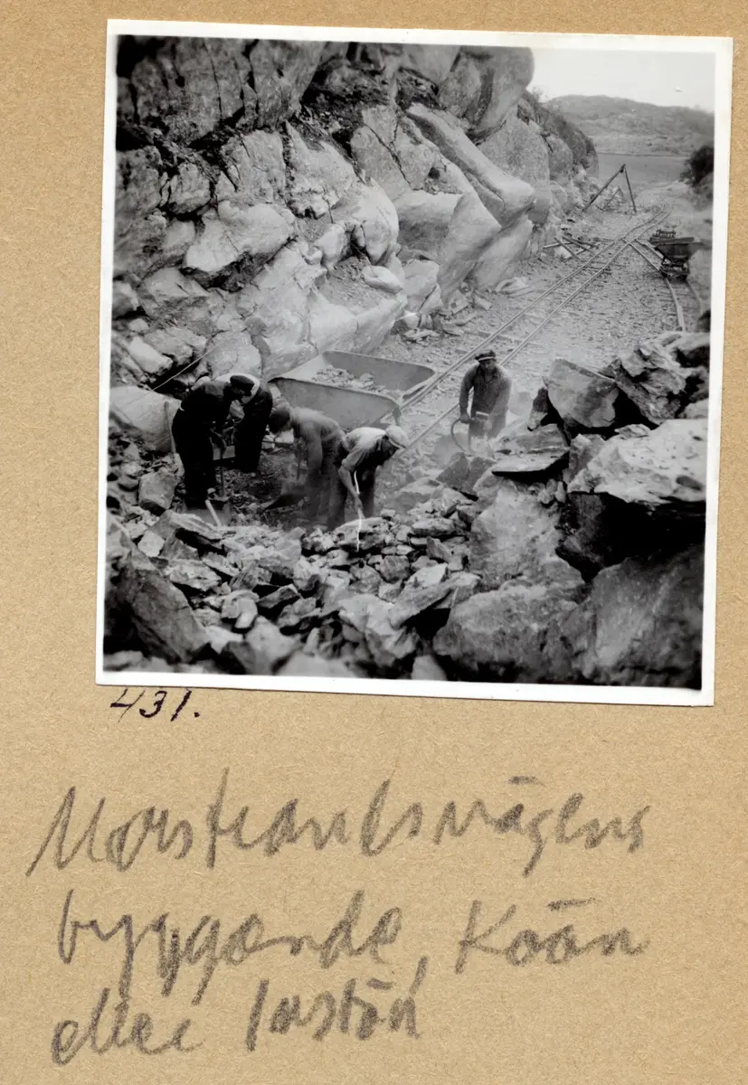 a) " Marstrand 331 " Arbete med plåtar. Dessutom ställningar och lite vy över fastigheter

b) [under a] " 332 " Blond arbetare ligger på plåtarna och jobbar med en skiftnyckel

c) [under b] " 333 " Samma som b, men nu knähukande

d) " 431 Marstrandsvägens byggande, Koön och Instön " Man har sprängt sig genom berget. 
      Fem arbetare jobbar mest med att flytta sten. Små vagnar på räls kan föra bort stenen