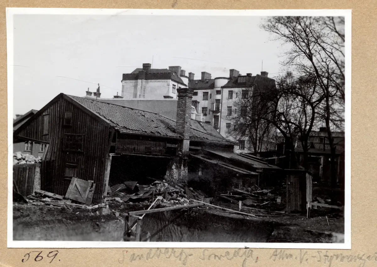a) " 569 Sandbergs Smedja, Allm. V.-Styrmansg. " Ruckel rives

b) " 570 Mariebergs Kyrkogård " Grindarna och träfastigheten mittemot

c) " 571 Nilssonsgatan " Trävägg med fönster och dörr, kullersten

d) " Majorna 572 Karl Johansgatan " Träfastigheter, fotgängare, man med dragkärra, del av spårvagn. 
      AN:s farfars hus?

e) " Sjömanstornet 580 " Park, vitt fartyg vid Amerikaskjulet. 40-tal

f) " 574 Fjällbacka " Gavel på vitt trähus, smal vy över fiskeläget

g) " 575 Majorna Kabelgatan, Börjessons " Mindre trähus framför brandgavlar
