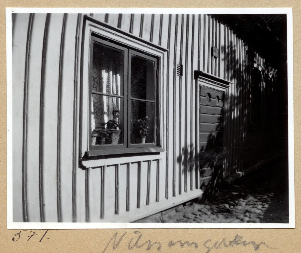 a) " 569 Sandbergs Smedja, Allm. V.-Styrmansg. " Ruckel rives

b) " 570 Mariebergs Kyrkogård " Grindarna och träfastigheten mittemot

c) " 571 Nilssonsgatan " Trävägg med fönster och dörr, kullersten

d) " Majorna 572 Karl Johansgatan " Träfastigheter, fotgängare, man med dragkärra, del av spårvagn. 
      AN:s farfars hus?

e) " Sjömanstornet 580 " Park, vitt fartyg vid Amerikaskjulet. 40-tal

f) " 574 Fjällbacka " Gavel på vitt trähus, smal vy över fiskeläget

g) " 575 Majorna Kabelgatan, Börjessons " Mindre trähus framför brandgavlar
