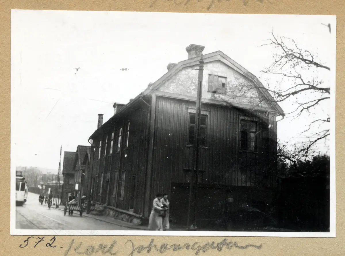 a) " 569 Sandbergs Smedja, Allm. V.-Styrmansg. " Ruckel rives

b) " 570 Mariebergs Kyrkogård " Grindarna och träfastigheten mittemot

c) " 571 Nilssonsgatan " Trävägg med fönster och dörr, kullersten

d) " Majorna 572 Karl Johansgatan " Träfastigheter, fotgängare, man med dragkärra, del av spårvagn. 
      AN:s farfars hus?

e) " Sjömanstornet 580 " Park, vitt fartyg vid Amerikaskjulet. 40-tal

f) " 574 Fjällbacka " Gavel på vitt trähus, smal vy över fiskeläget

g) " 575 Majorna Kabelgatan, Börjessons " Mindre trähus framför brandgavlar
