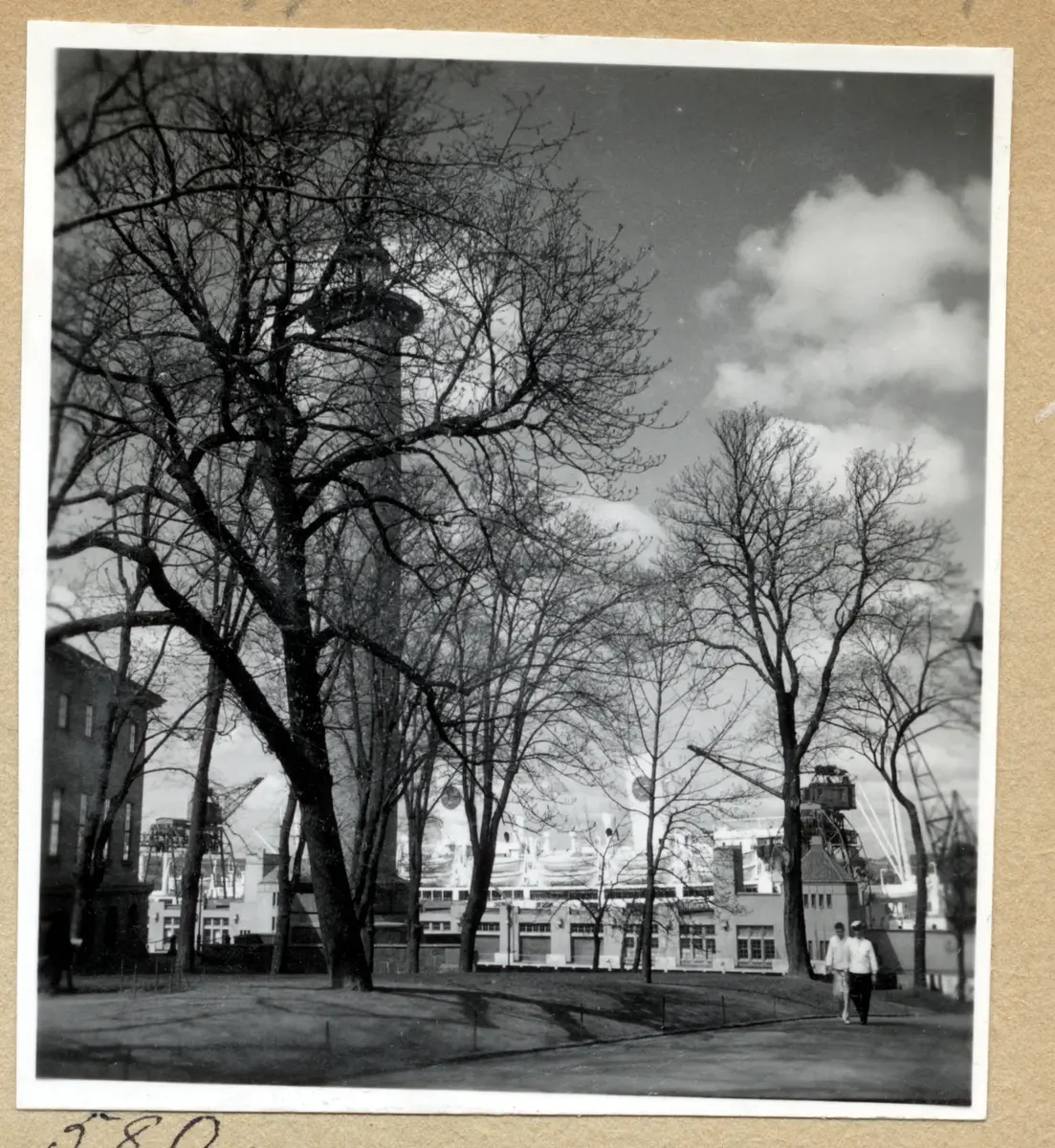 a) " 569 Sandbergs Smedja, Allm. V.-Styrmansg. " Ruckel rives

b) " 570 Mariebergs Kyrkogård " Grindarna och träfastigheten mittemot

c) " 571 Nilssonsgatan " Trävägg med fönster och dörr, kullersten

d) " Majorna 572 Karl Johansgatan " Träfastigheter, fotgängare, man med dragkärra, del av spårvagn. 
      AN:s farfars hus?

e) " Sjömanstornet 580 " Park, vitt fartyg vid Amerikaskjulet. 40-tal

f) " 574 Fjällbacka " Gavel på vitt trähus, smal vy över fiskeläget

g) " 575 Majorna Kabelgatan, Börjessons " Mindre trähus framför brandgavlar