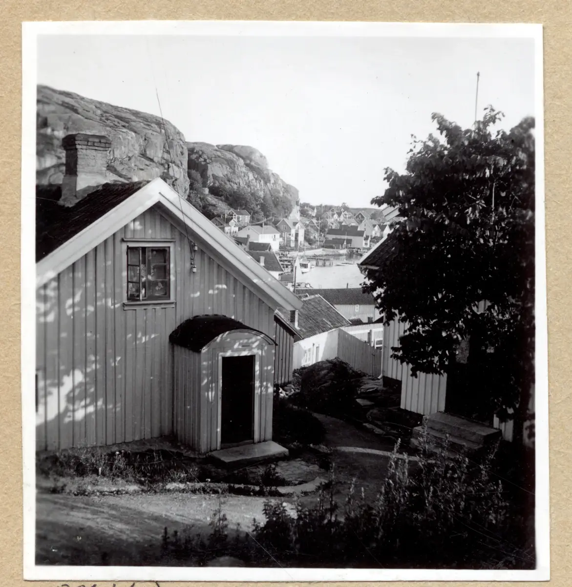 a) " 569 Sandbergs Smedja, Allm. V.-Styrmansg. " Ruckel rives

b) " 570 Mariebergs Kyrkogård " Grindarna och träfastigheten mittemot

c) " 571 Nilssonsgatan " Trävägg med fönster och dörr, kullersten

d) " Majorna 572 Karl Johansgatan " Träfastigheter, fotgängare, man med dragkärra, del av spårvagn. 
      AN:s farfars hus?

e) " Sjömanstornet 580 " Park, vitt fartyg vid Amerikaskjulet. 40-tal

f) " 574 Fjällbacka " Gavel på vitt trähus, smal vy över fiskeläget

g) " 575 Majorna Kabelgatan, Börjessons " Mindre trähus framför brandgavlar