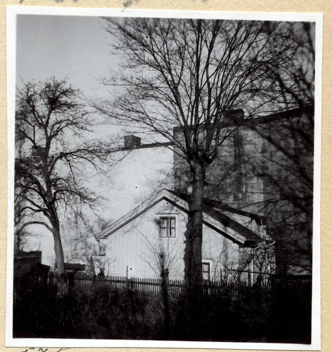 a) " 569 Sandbergs Smedja, Allm. V.-Styrmansg. " Ruckel rives

b) " 570 Mariebergs Kyrkogård " Grindarna och träfastigheten mittemot

c) " 571 Nilssonsgatan " Trävägg med fönster och dörr, kullersten

d) " Majorna 572 Karl Johansgatan " Träfastigheter, fotgängare, man med dragkärra, del av spårvagn. 
      AN:s farfars hus?

e) " Sjömanstornet 580 " Park, vitt fartyg vid Amerikaskjulet. 40-tal

f) " 574 Fjällbacka " Gavel på vitt trähus, smal vy över fiskeläget

g) " 575 Majorna Kabelgatan, Börjessons " Mindre trähus framför brandgavlar