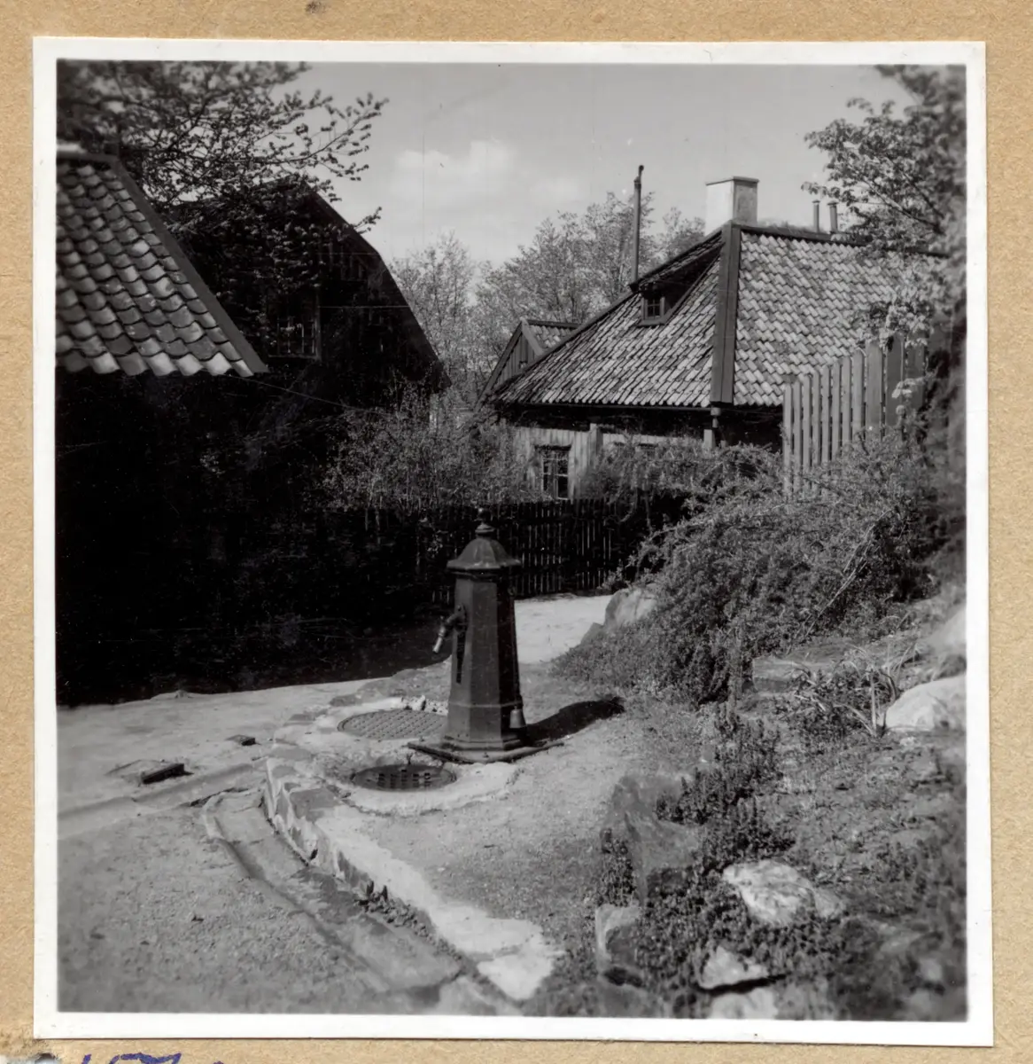 a) " Gathenhjelmska reservatet 1570 " Pump, stenparti och gamla hus    

b) " 1571 " Vår på Pölgatan, med pump

c) " 1572 " Cykel, fönster med luckor             

d) " 1573 " Dito, hela gamla trähuset

e) " 1575 " Brant gata på Gullholmen(?)       

f) " 1576 Gullholmen " Kastanj bland trähus    

g) " Majorna 291 Gulläpplet " Trädgård och hus

h) " 294 " Hyreshus skymtar över de yviga träden [skadad]

i) " 292 " Utvändig farstutrapp i trä

j) " 1578 Marstrand " Fönster i trähus, gardin och blomvas

k) " 293 " Landskapsvy med träd