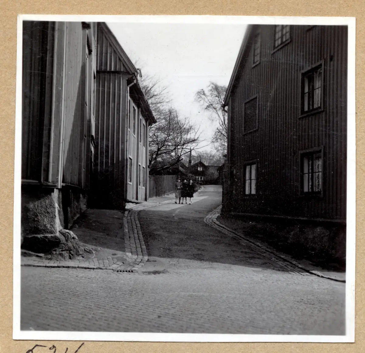 a) " 534 " Tre skolflickor går mot oss

b) " Gatenhjelms kulturreservat Pölvägen 535 " Dito. 30-tal 

c) " 536 " Dito, men allra närmast  

d) " Fjällbacka 537 " Gata, vita trähus

e) " Skansen 538 " Ett par i gatans backe, olika slags fastigheter 

f) " Pölvägen 539 " Gatbacke, solskuggor 

g) " Pölvägen 540 " Dito, utan folk 

h) " 541 " Dito, med pump

i) " 542 " Dito

j) " 543 Fjällbacka " Vy nerför gata mot hamnen

k) " 544 Pölvägen " Kvinna på väg in i ett trähus

l) " Blåsutgatan 545 Majorna utsikt från Blåsutg 5-7 mot väst"