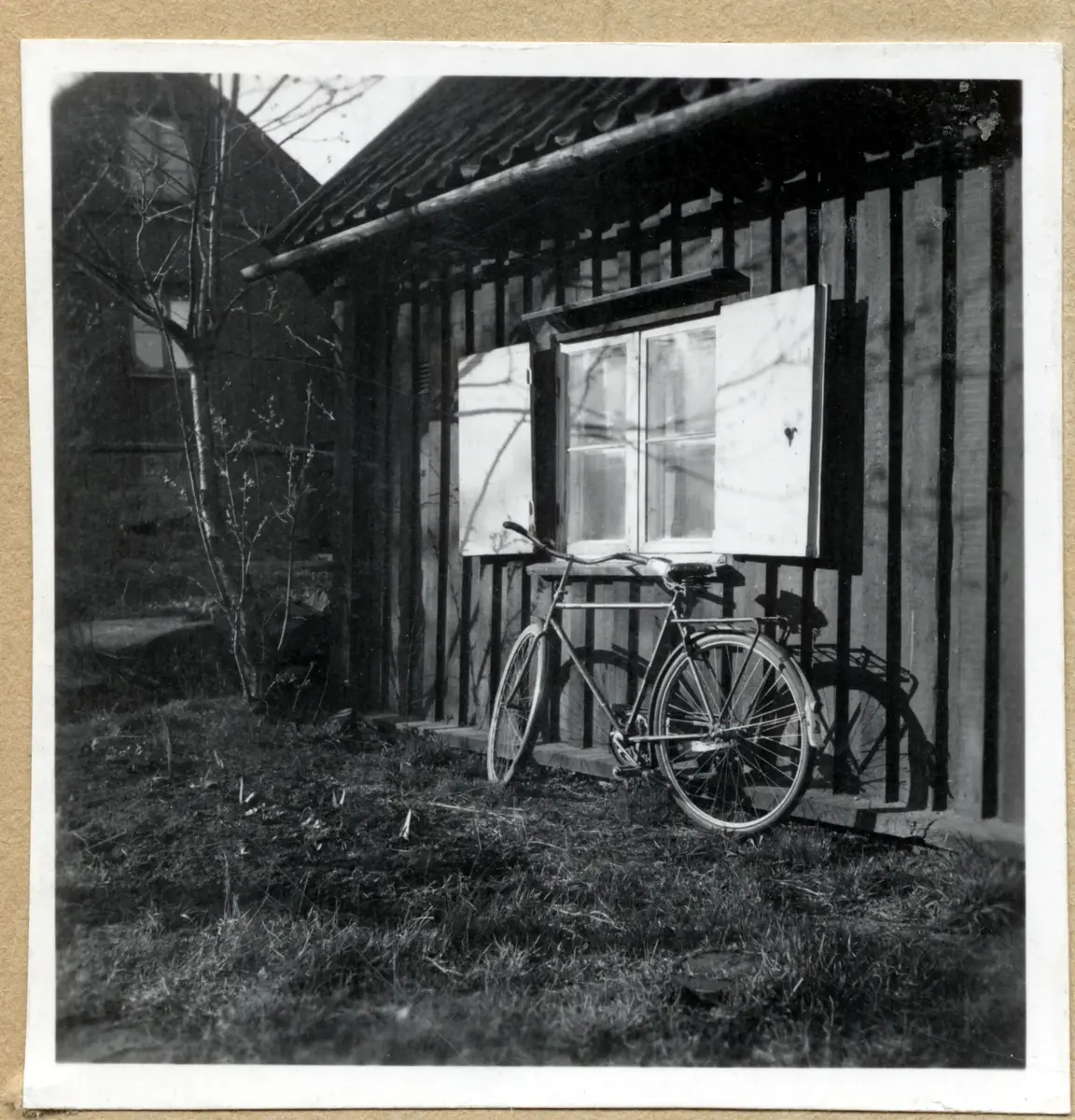 a) " Gathenhjelmska reservatet 1570 " Pump, stenparti och gamla hus    

b) " 1571 " Vår på Pölgatan, med pump

c) " 1572 " Cykel, fönster med luckor             

d) " 1573 " Dito, hela gamla trähuset

e) " 1575 " Brant gata på Gullholmen(?)       

f) " 1576 Gullholmen " Kastanj bland trähus    

g) " Majorna 291 Gulläpplet " Trädgård och hus

h) " 294 " Hyreshus skymtar över de yviga träden [skadad]

i) " 292 " Utvändig farstutrapp i trä

j) " 1578 Marstrand " Fönster i trähus, gardin och blomvas

k) " 293 " Landskapsvy med träd