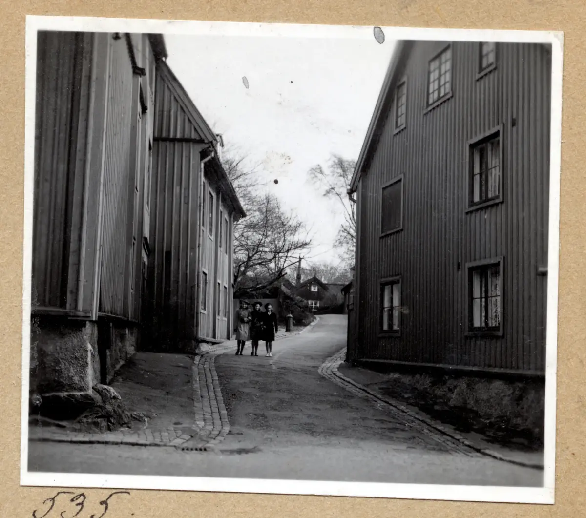 a) " 534 " Tre skolflickor går mot oss

b) " Gatenhjelms kulturreservat Pölvägen 535 " Dito. 30-tal 

c) " 536 " Dito, men allra närmast  

d) " Fjällbacka 537 " Gata, vita trähus

e) " Skansen 538 " Ett par i gatans backe, olika slags fastigheter 

f) " Pölvägen 539 " Gatbacke, solskuggor 

g) " Pölvägen 540 " Dito, utan folk 

h) " 541 " Dito, med pump

i) " 542 " Dito

j) " 543 Fjällbacka " Vy nerför gata mot hamnen

k) " 544 Pölvägen " Kvinna på väg in i ett trähus

l) " Blåsutgatan 545 Majorna utsikt från Blåsutg 5-7 mot väst"