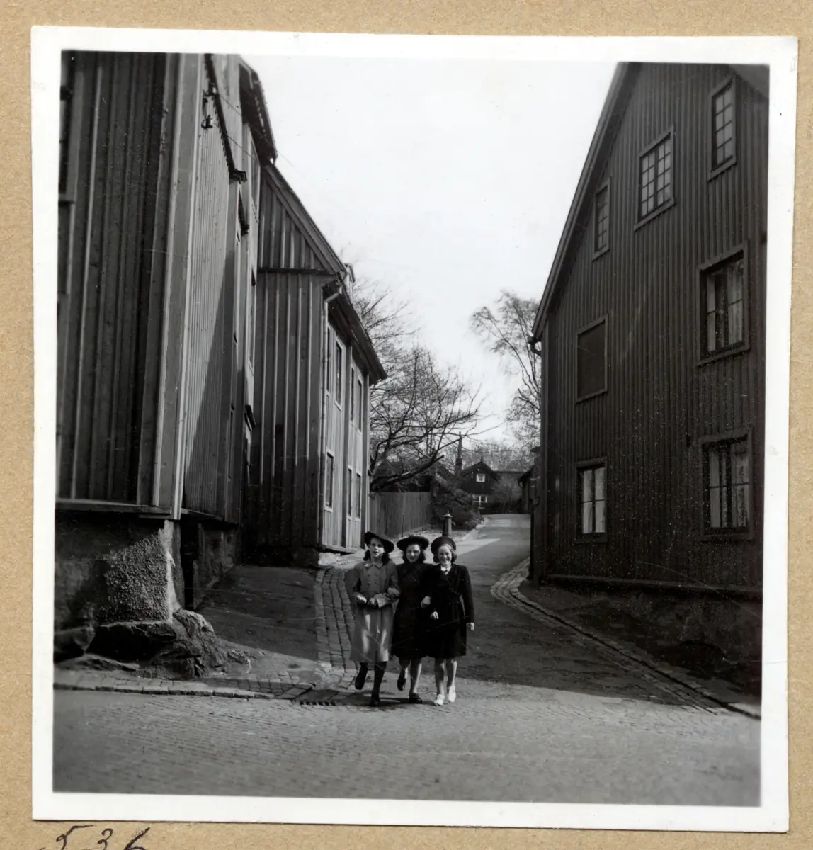 a) " 534 " Tre skolflickor går mot oss

b) " Gatenhjelms kulturreservat Pölvägen 535 " Dito. 30-tal 

c) " 536 " Dito, men allra närmast  

d) " Fjällbacka 537 " Gata, vita trähus

e) " Skansen 538 " Ett par i gatans backe, olika slags fastigheter 

f) " Pölvägen 539 " Gatbacke, solskuggor 

g) " Pölvägen 540 " Dito, utan folk 

h) " 541 " Dito, med pump

i) " 542 " Dito

j) " 543 Fjällbacka " Vy nerför gata mot hamnen

k) " 544 Pölvägen " Kvinna på väg in i ett trähus

l) " Blåsutgatan 545 Majorna utsikt från Blåsutg 5-7 mot väst"