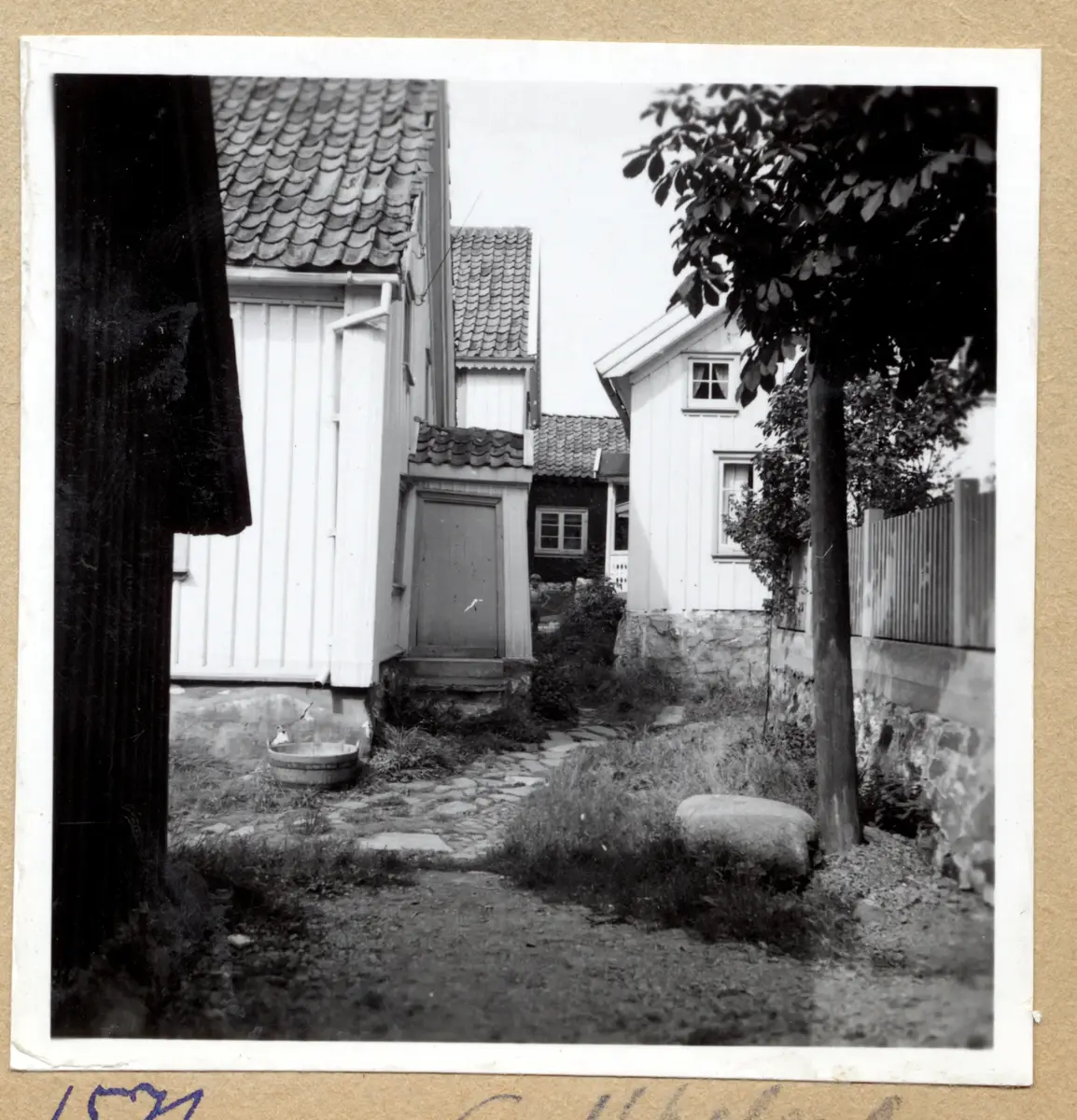 a) " Gathenhjelmska reservatet 1570 " Pump, stenparti och gamla hus    

b) " 1571 " Vår på Pölgatan, med pump

c) " 1572 " Cykel, fönster med luckor             

d) " 1573 " Dito, hela gamla trähuset

e) " 1575 " Brant gata på Gullholmen(?)       

f) " 1576 Gullholmen " Kastanj bland trähus    

g) " Majorna 291 Gulläpplet " Trädgård och hus

h) " 294 " Hyreshus skymtar över de yviga träden [skadad]

i) " 292 " Utvändig farstutrapp i trä

j) " 1578 Marstrand " Fönster i trähus, gardin och blomvas

k) " 293 " Landskapsvy med träd