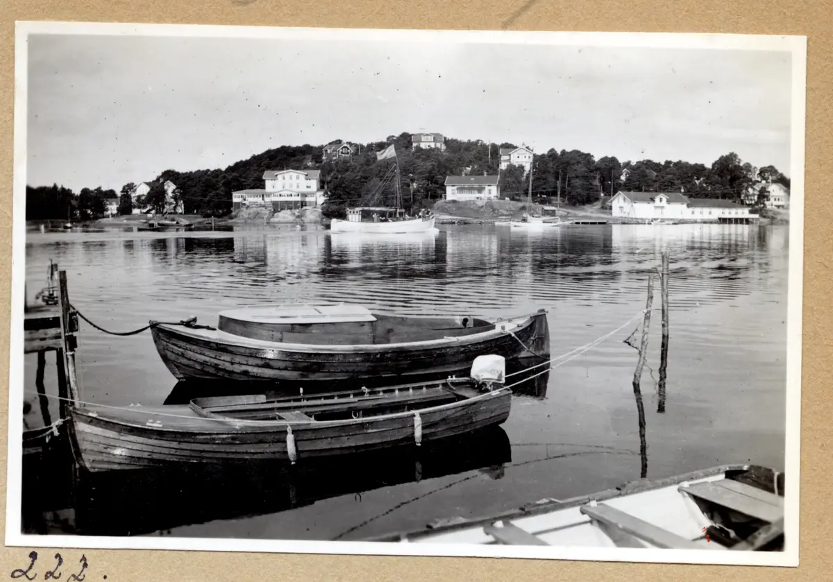 a) " Smögen 223 " Vit segelbåt, badande 

b) " Stenungsön 222 " Hamnvy, snipa, hus

c) " 1762 " Ånglok i arbete på vinterkaj  

d) " 1763 " Vy längs isbelagd hamn

e) " 1764 " En man ute på hamnisen, fartyg 

f) " 1765 " Dito

g) " 1025 " Nattbild upp mot fartygskorsten

h) " 1027 " Dito. Skorstenen har en femuddig stjärna (Svenska Lloyd)

i) " 1026 " Dito

j) " 1029 " Dito

k) " 1028 " Nattbild mot  träd och SAL-skorstenar. Vinter