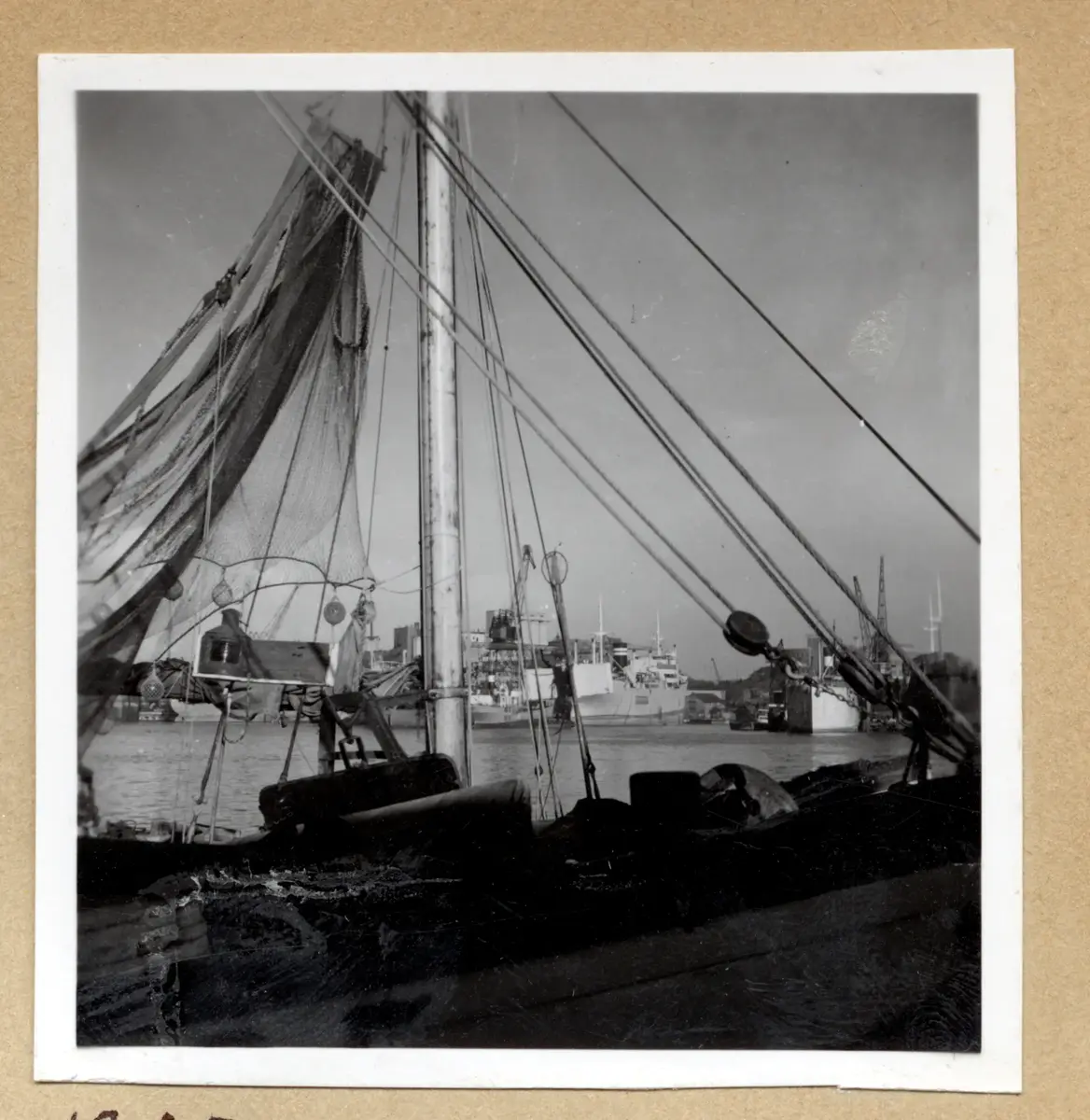 a) " 1325 Götaverken " Vy mot fartygsbygge   

b) " 1327 " Fiskebåtsdäck, hamnvy

c) " 1497 " Cyklister ser över mot örlogsman   

d) " 1329 " Segelarbete på bogspröt, varv       

e) " 1319 " Två män på bogserbåt, ANNA

f) " 1317 " Män runt bogserbåtsskorsten, is

g) " 1486 " Upp mot vit fartygssida, varv

h) " Götaverken 1485 " Upp mot vit för

i) " 1552 N " TUNAHOLM i hamnbassäng

j) " 1487 " Samma som g

k) " 1488 " Samma som h

l) " 1419 Fiskhamnen " Mellan två nedisade fiskebåtar