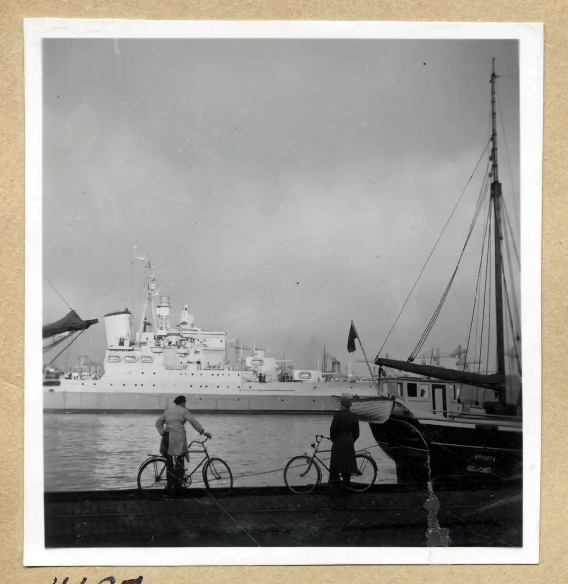 a) " 1325 Götaverken " Vy mot fartygsbygge   

b) " 1327 " Fiskebåtsdäck, hamnvy

c) " 1497 " Cyklister ser över mot örlogsman   

d) " 1329 " Segelarbete på bogspröt, varv       

e) " 1319 " Två män på bogserbåt, ANNA

f) " 1317 " Män runt bogserbåtsskorsten, is

g) " 1486 " Upp mot vit fartygssida, varv

h) " Götaverken 1485 " Upp mot vit för

i) " 1552 N " TUNAHOLM i hamnbassäng

j) " 1487 " Samma som g

k) " 1488 " Samma som h

l) " 1419 Fiskhamnen " Mellan två nedisade fiskebåtar