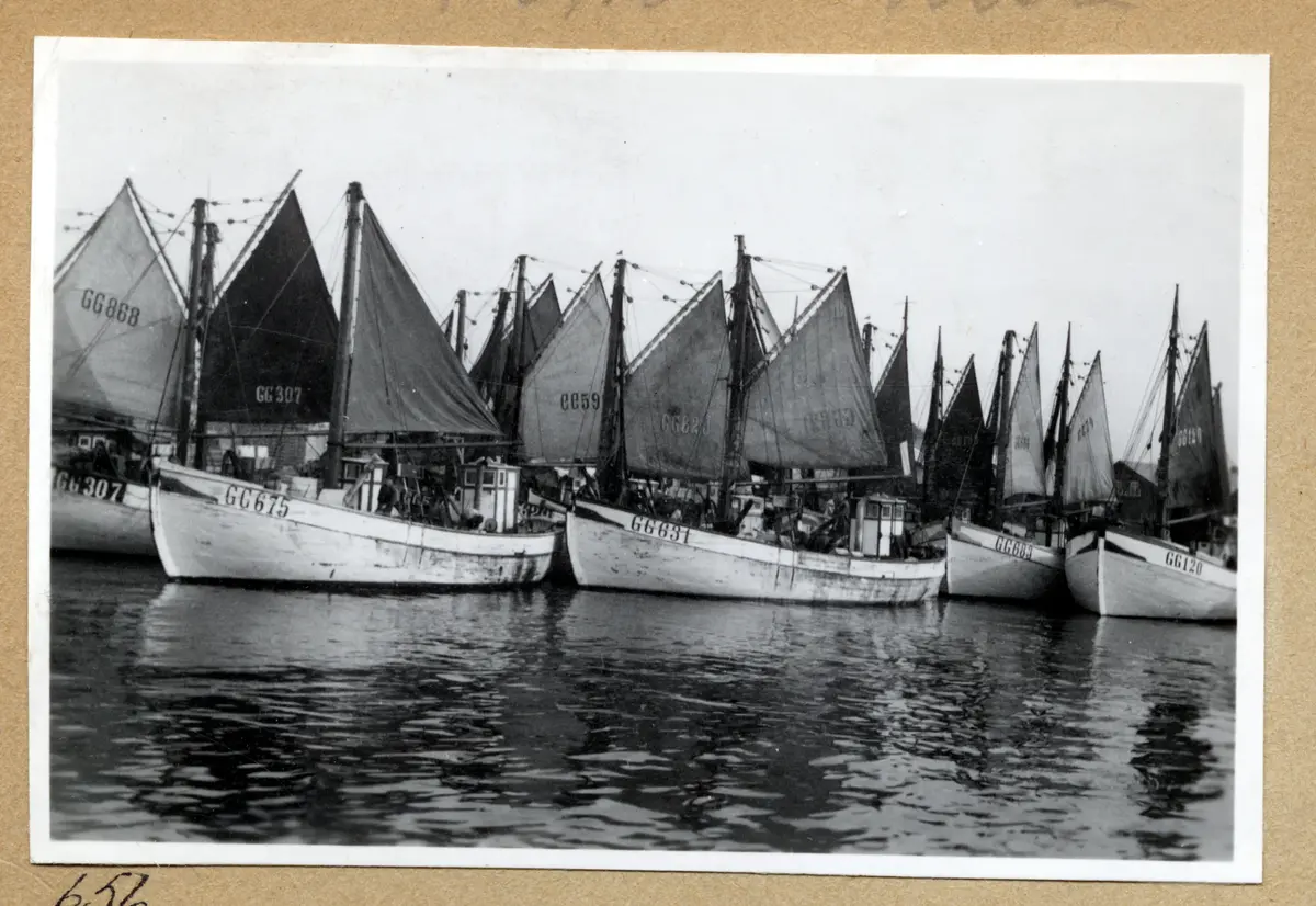 a) " Fiskhamnen 656 " Fiskebåtar med segel 

b) " Kusten 667 " Järnskrot, bogserbåtsrad    

c) " Fiskhamnen 657 " LL 1044 lägger till   

d) " Hamnen 668 " Tre sittande män, hamnvy

e) " 658 " Pojke ser på den gamla KUNGÄLF     

f) " 669 " Samma som d  

g) " Kusten 632 " Två pojkar, småbåtshamn   

h) " Kusten 670 " Stora järnsaker, två män 

i) " Smögen 645 " Kvinna hjälps i land, vy

j) " Kusten 671 " Pojkar på tak kan se allt

k) " Hamnen 672 " Familjegrupper i akter, flagga och varv

l) " 675 " Två vilande personer på livbältesbänk (skärgårdsbåt)