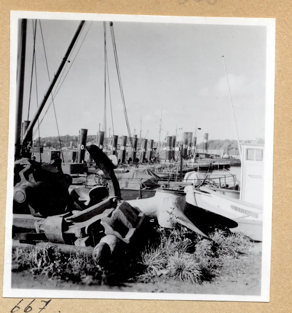 a) " Fiskhamnen 656 " Fiskebåtar med segel 

b) " Kusten 667 " Järnskrot, bogserbåtsrad    

c) " Fiskhamnen 657 " LL 1044 lägger till   

d) " Hamnen 668 " Tre sittande män, hamnvy

e) " 658 " Pojke ser på den gamla KUNGÄLF     

f) " 669 " Samma som d  

g) " Kusten 632 " Två pojkar, småbåtshamn   

h) " Kusten 670 " Stora järnsaker, två män 

i) " Smögen 645 " Kvinna hjälps i land, vy

j) " Kusten 671 " Pojkar på tak kan se allt

k) " Hamnen 672 " Familjegrupper i akter, flagga och varv

l) " 675 " Två vilande personer på livbältesbänk (skärgårdsbåt)