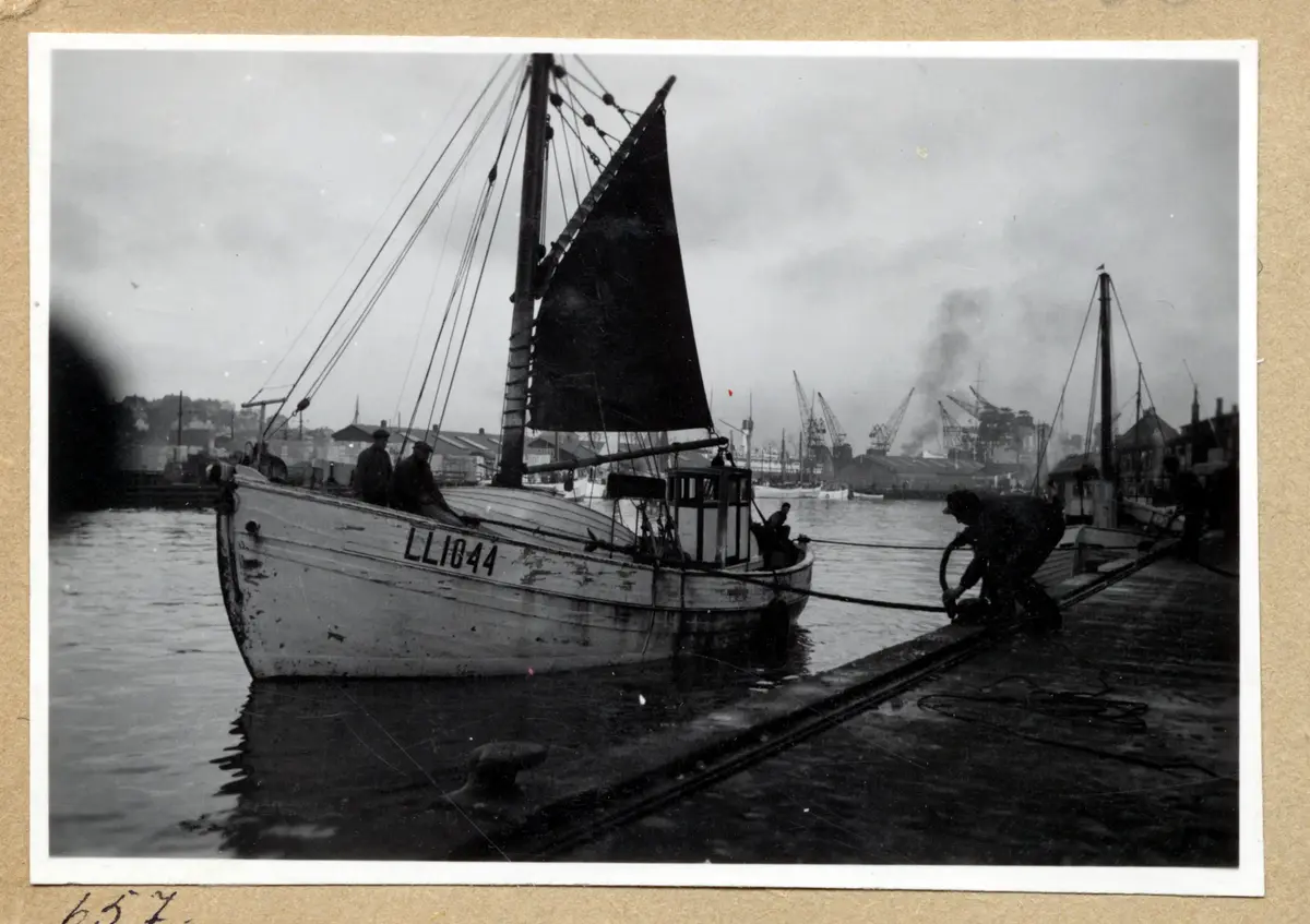 a) " Fiskhamnen 656 " Fiskebåtar med segel 

b) " Kusten 667 " Järnskrot, bogserbåtsrad    

c) " Fiskhamnen 657 " LL 1044 lägger till   

d) " Hamnen 668 " Tre sittande män, hamnvy

e) " 658 " Pojke ser på den gamla KUNGÄLF     

f) " 669 " Samma som d  

g) " Kusten 632 " Två pojkar, småbåtshamn   

h) " Kusten 670 " Stora järnsaker, två män 

i) " Smögen 645 " Kvinna hjälps i land, vy

j) " Kusten 671 " Pojkar på tak kan se allt

k) " Hamnen 672 " Familjegrupper i akter, flagga och varv

l) " 675 " Två vilande personer på livbältesbänk (skärgårdsbåt)