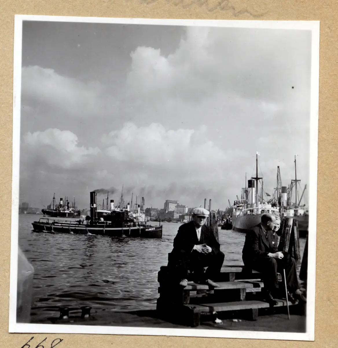 a) " Fiskhamnen 656 " Fiskebåtar med segel 

b) " Kusten 667 " Järnskrot, bogserbåtsrad    

c) " Fiskhamnen 657 " LL 1044 lägger till   

d) " Hamnen 668 " Tre sittande män, hamnvy

e) " 658 " Pojke ser på den gamla KUNGÄLF     

f) " 669 " Samma som d  

g) " Kusten 632 " Två pojkar, småbåtshamn   

h) " Kusten 670 " Stora järnsaker, två män 

i) " Smögen 645 " Kvinna hjälps i land, vy

j) " Kusten 671 " Pojkar på tak kan se allt

k) " Hamnen 672 " Familjegrupper i akter, flagga och varv

l) " 675 " Två vilande personer på livbältesbänk (skärgårdsbåt)