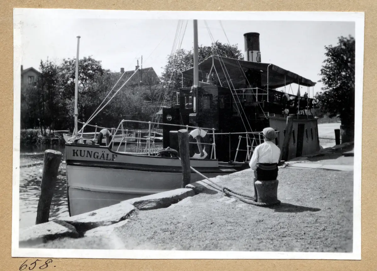 a) " Fiskhamnen 656 " Fiskebåtar med segel 

b) " Kusten 667 " Järnskrot, bogserbåtsrad    

c) " Fiskhamnen 657 " LL 1044 lägger till   

d) " Hamnen 668 " Tre sittande män, hamnvy

e) " 658 " Pojke ser på den gamla KUNGÄLF     

f) " 669 " Samma som d  

g) " Kusten 632 " Två pojkar, småbåtshamn   

h) " Kusten 670 " Stora järnsaker, två män 

i) " Smögen 645 " Kvinna hjälps i land, vy

j) " Kusten 671 " Pojkar på tak kan se allt

k) " Hamnen 672 " Familjegrupper i akter, flagga och varv

l) " 675 " Två vilande personer på livbältesbänk (skärgårdsbåt)