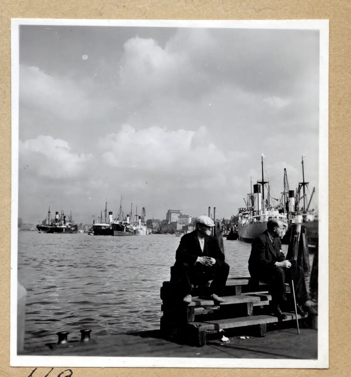 a) " Fiskhamnen 656 " Fiskebåtar med segel 

b) " Kusten 667 " Järnskrot, bogserbåtsrad    

c) " Fiskhamnen 657 " LL 1044 lägger till   

d) " Hamnen 668 " Tre sittande män, hamnvy

e) " 658 " Pojke ser på den gamla KUNGÄLF     

f) " 669 " Samma som d  

g) " Kusten 632 " Två pojkar, småbåtshamn   

h) " Kusten 670 " Stora järnsaker, två män 

i) " Smögen 645 " Kvinna hjälps i land, vy

j) " Kusten 671 " Pojkar på tak kan se allt

k) " Hamnen 672 " Familjegrupper i akter, flagga och varv

l) " 675 " Två vilande personer på livbältesbänk (skärgårdsbåt)