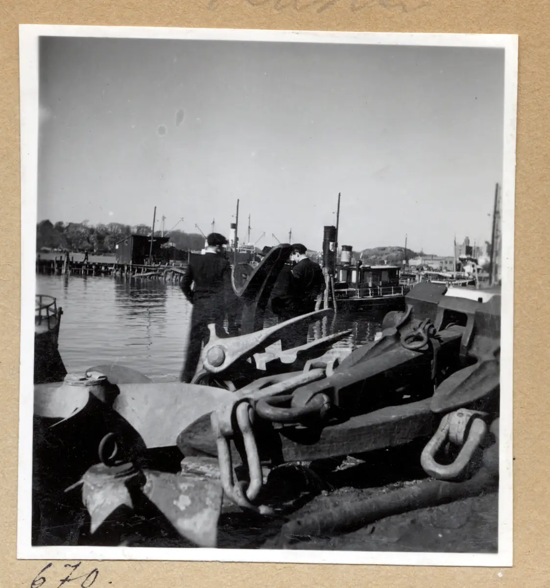 a) " Fiskhamnen 656 " Fiskebåtar med segel 

b) " Kusten 667 " Järnskrot, bogserbåtsrad    

c) " Fiskhamnen 657 " LL 1044 lägger till   

d) " Hamnen 668 " Tre sittande män, hamnvy

e) " 658 " Pojke ser på den gamla KUNGÄLF     

f) " 669 " Samma som d  

g) " Kusten 632 " Två pojkar, småbåtshamn   

h) " Kusten 670 " Stora järnsaker, två män 

i) " Smögen 645 " Kvinna hjälps i land, vy

j) " Kusten 671 " Pojkar på tak kan se allt

k) " Hamnen 672 " Familjegrupper i akter, flagga och varv

l) " 675 " Två vilande personer på livbältesbänk (skärgårdsbåt)
