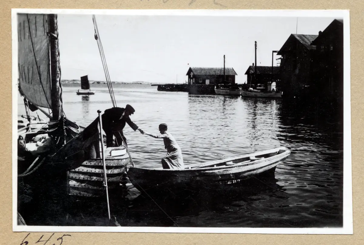 a) " Fiskhamnen 656 " Fiskebåtar med segel 

b) " Kusten 667 " Järnskrot, bogserbåtsrad    

c) " Fiskhamnen 657 " LL 1044 lägger till   

d) " Hamnen 668 " Tre sittande män, hamnvy

e) " 658 " Pojke ser på den gamla KUNGÄLF     

f) " 669 " Samma som d  

g) " Kusten 632 " Två pojkar, småbåtshamn   

h) " Kusten 670 " Stora järnsaker, två män 

i) " Smögen 645 " Kvinna hjälps i land, vy

j) " Kusten 671 " Pojkar på tak kan se allt

k) " Hamnen 672 " Familjegrupper i akter, flagga och varv

l) " 675 " Två vilande personer på livbältesbänk (skärgårdsbåt)