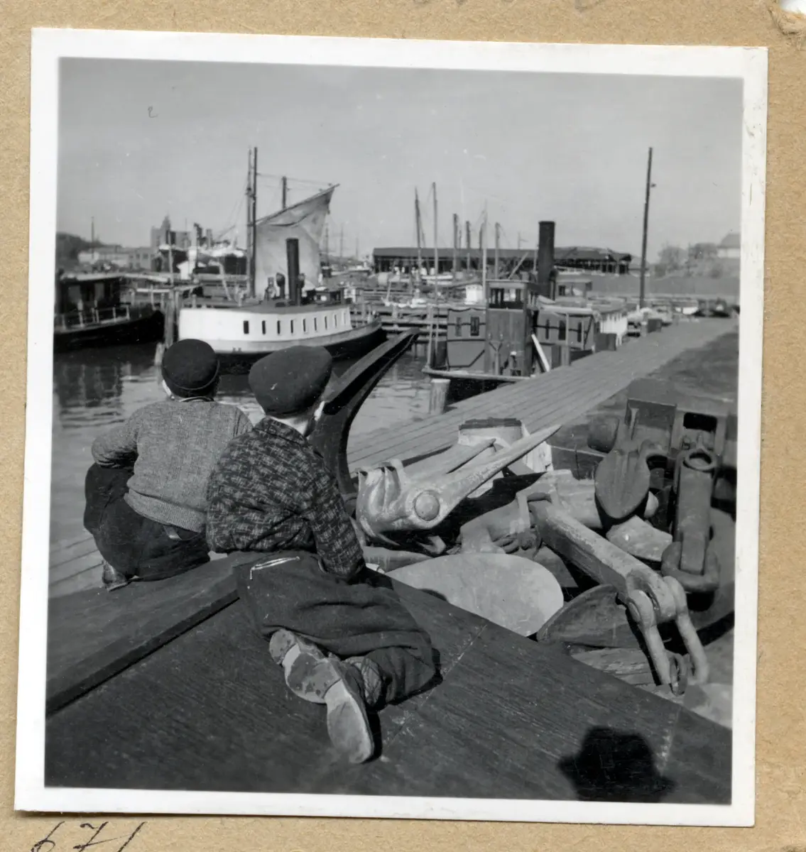 a) " Fiskhamnen 656 " Fiskebåtar med segel 

b) " Kusten 667 " Järnskrot, bogserbåtsrad    

c) " Fiskhamnen 657 " LL 1044 lägger till   

d) " Hamnen 668 " Tre sittande män, hamnvy

e) " 658 " Pojke ser på den gamla KUNGÄLF     

f) " 669 " Samma som d  

g) " Kusten 632 " Två pojkar, småbåtshamn   

h) " Kusten 670 " Stora järnsaker, två män 

i) " Smögen 645 " Kvinna hjälps i land, vy

j) " Kusten 671 " Pojkar på tak kan se allt

k) " Hamnen 672 " Familjegrupper i akter, flagga och varv

l) " 675 " Två vilande personer på livbältesbänk (skärgårdsbåt)
