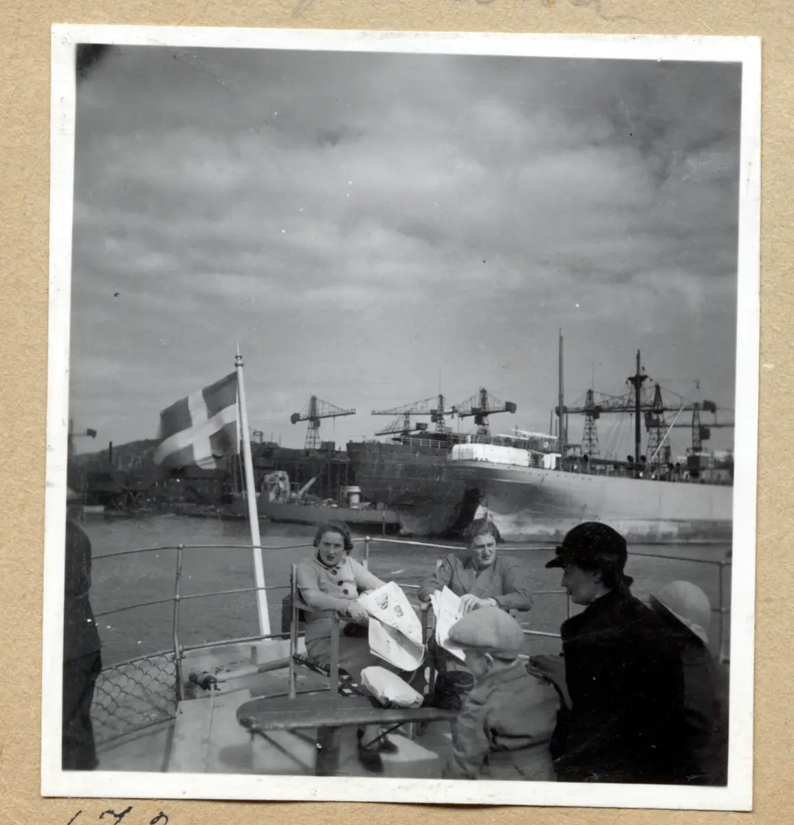 a) " Fiskhamnen 656 " Fiskebåtar med segel 

b) " Kusten 667 " Järnskrot, bogserbåtsrad    

c) " Fiskhamnen 657 " LL 1044 lägger till   

d) " Hamnen 668 " Tre sittande män, hamnvy

e) " 658 " Pojke ser på den gamla KUNGÄLF     

f) " 669 " Samma som d  

g) " Kusten 632 " Två pojkar, småbåtshamn   

h) " Kusten 670 " Stora järnsaker, två män 

i) " Smögen 645 " Kvinna hjälps i land, vy

j) " Kusten 671 " Pojkar på tak kan se allt

k) " Hamnen 672 " Familjegrupper i akter, flagga och varv

l) " 675 " Två vilande personer på livbältesbänk (skärgårdsbåt)