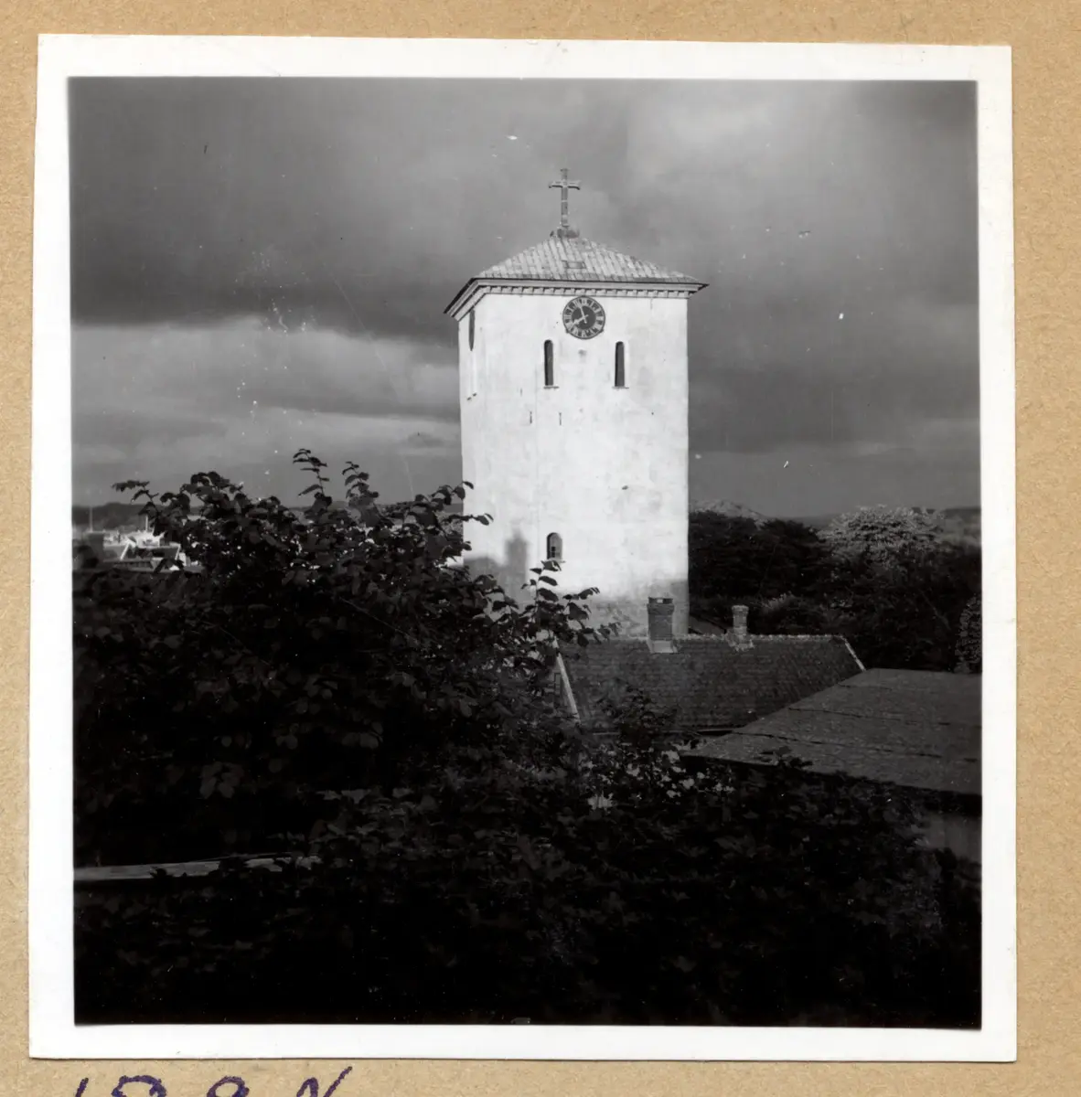 a) " Marstrand 1528 N " Kyrktornet, träd   

b) " 1529 N " Dito, hus    

c) " 1530 N " Vy över Marstrand med kyrkan  

d) " 1531 N " Dito

e) " 1532 N " Dito    

f) " 1533 N " Blomsteräng, klippor, kyrktorn     

g) " 1509 " Ånglok, trafik på Masthuggskajen. Vid Skeppsbron?

h) " 1515 " Spårområde, rök och vy mot Masthuggskyrkan

i) " 1510 " Dito

j) " 1517 " Tunnor och bolmande ånglok

k) " 1516 " Dito

l) " 1424 " Skärgårdsbåt vid Skeppsbron, godsvagn