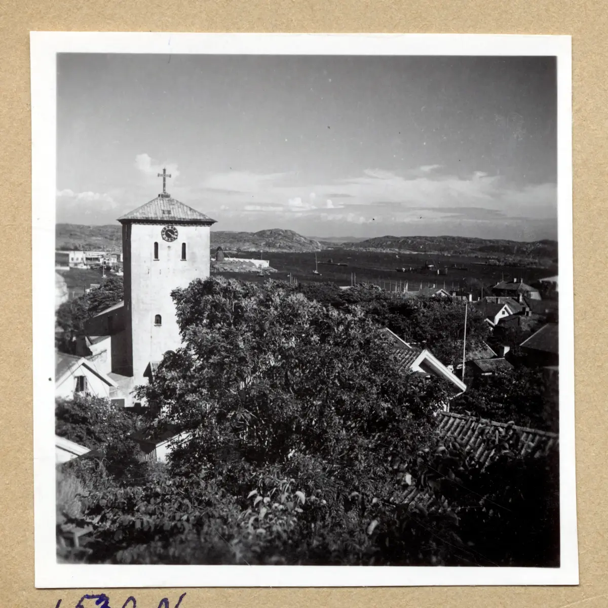 a) " Marstrand 1528 N " Kyrktornet, träd   

b) " 1529 N " Dito, hus    

c) " 1530 N " Vy över Marstrand med kyrkan  

d) " 1531 N " Dito

e) " 1532 N " Dito    

f) " 1533 N " Blomsteräng, klippor, kyrktorn     

g) " 1509 " Ånglok, trafik på Masthuggskajen. Vid Skeppsbron?

h) " 1515 " Spårområde, rök och vy mot Masthuggskyrkan

i) " 1510 " Dito

j) " 1517 " Tunnor och bolmande ånglok

k) " 1516 " Dito

l) " 1424 " Skärgårdsbåt vid Skeppsbron, godsvagn