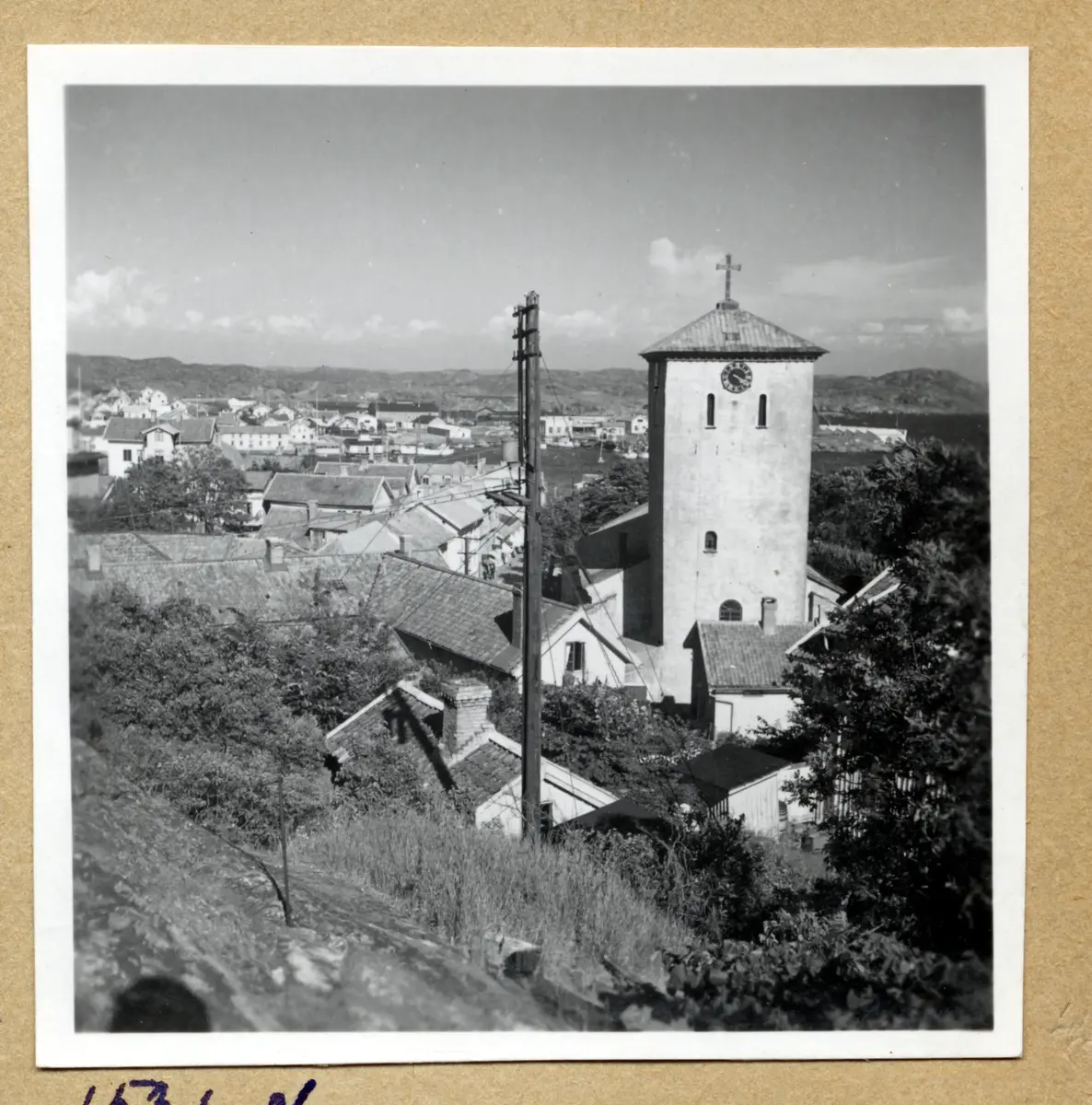 a) " Marstrand 1528 N " Kyrktornet, träd   

b) " 1529 N " Dito, hus    

c) " 1530 N " Vy över Marstrand med kyrkan  

d) " 1531 N " Dito

e) " 1532 N " Dito    

f) " 1533 N " Blomsteräng, klippor, kyrktorn     

g) " 1509 " Ånglok, trafik på Masthuggskajen. Vid Skeppsbron?

h) " 1515 " Spårområde, rök och vy mot Masthuggskyrkan

i) " 1510 " Dito

j) " 1517 " Tunnor och bolmande ånglok

k) " 1516 " Dito

l) " 1424 " Skärgårdsbåt vid Skeppsbron, godsvagn