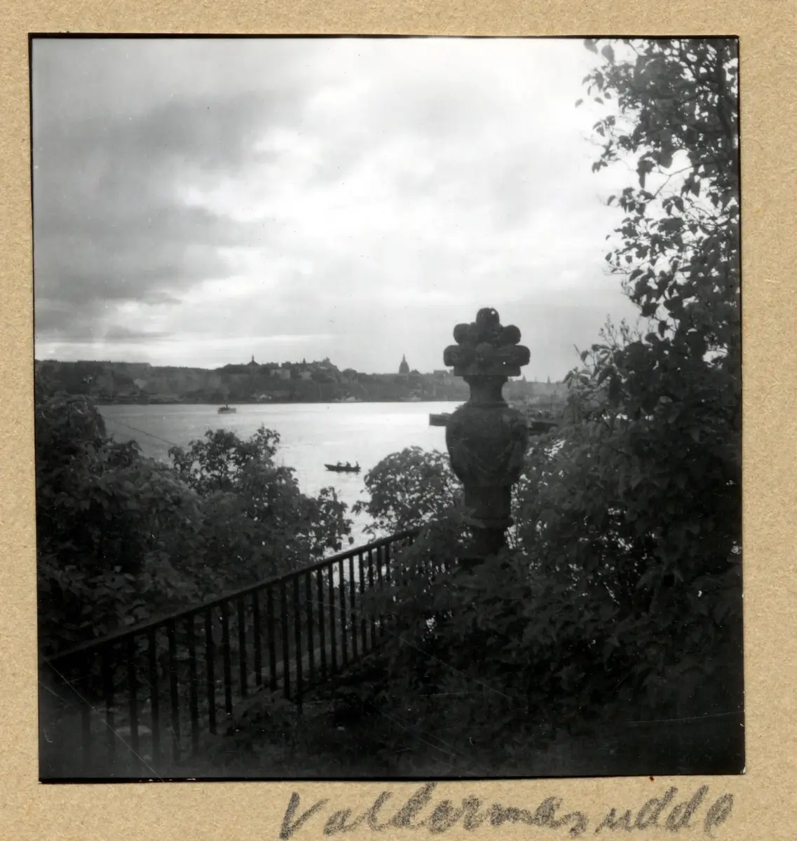a) Kvällsvy mot fartyg och stadsfjärd. Till vänster ett vitt lusthus

b) Carl Eldhs "Dansen" och vy över Riddarfjärden. Sittande på kajen

c) " Valdemarsudde " Staket, stor hörnstolpe, vy över stadsfjärd

d) Kopia av Nike av Samotrakhe. Två damer på bänk under solparaply

e) Parkgång, pelare med byst, vy över stadsfjärd, fartyg

f) " Stockholm 1947 " Parkbänkar på stenlagd yta, skärgårdbåtar vid kaj samt en rad stora hus