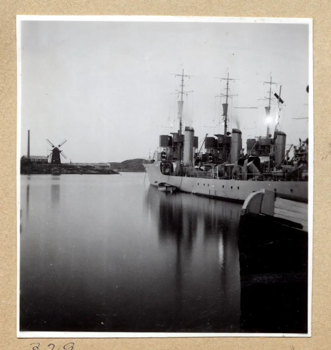 a) " 325 " Örlogsmatros putsar styrratt  

b) " Marstrand 326 " Dito  

c) " 327 " Grodperspektiv mot semaforist   

d) " 328 " Dito, bryggsidan på VIDAR, folk  

e) " 329 " Örlogsfartyg i Marstrands hamn 

f) " 330 " Fiskebåts- och segelfartygsvarv  

g) " 319 " Tre män fäster plåt mellan spant 

h) " Marstrand 320 " Dito

i) " 321 " Fyra män i fortsatt arbete

j) " 322 " Dito

k) " 323 " Tre män målar undersidan på segelfartyg av trä

l) " 324 " Knäböjande man skruvar fast plåtar. Övriga varvsarbetare