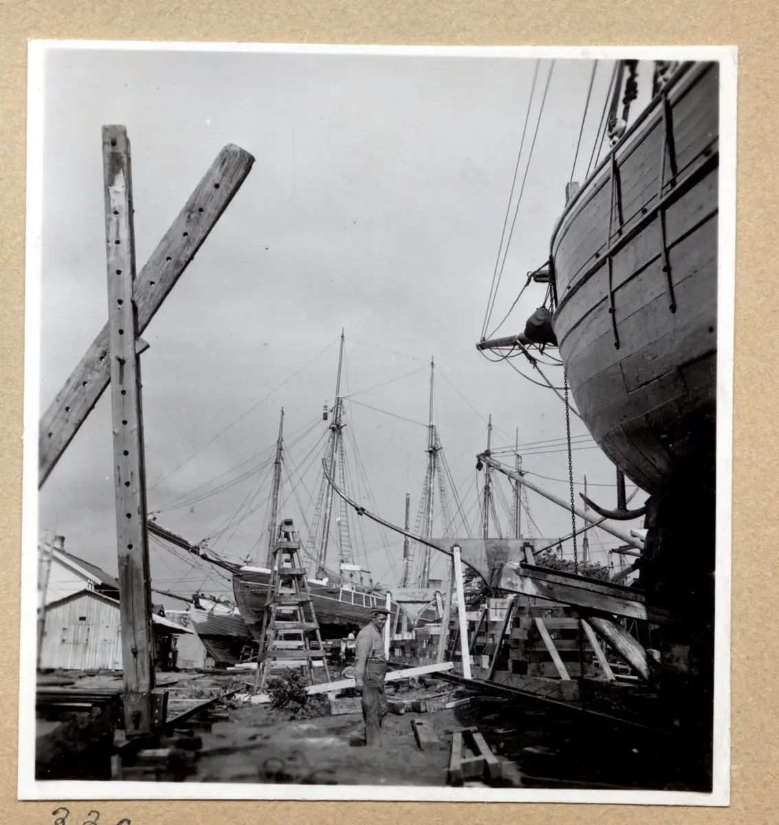 a) " 325 " Örlogsmatros putsar styrratt  

b) " Marstrand 326 " Dito  

c) " 327 " Grodperspektiv mot semaforist   

d) " 328 " Dito, bryggsidan på VIDAR, folk  

e) " 329 " Örlogsfartyg i Marstrands hamn 

f) " 330 " Fiskebåts- och segelfartygsvarv  

g) " 319 " Tre män fäster plåt mellan spant 

h) " Marstrand 320 " Dito

i) " 321 " Fyra män i fortsatt arbete

j) " 322 " Dito

k) " 323 " Tre män målar undersidan på segelfartyg av trä

l) " 324 " Knäböjande man skruvar fast plåtar. Övriga varvsarbetare