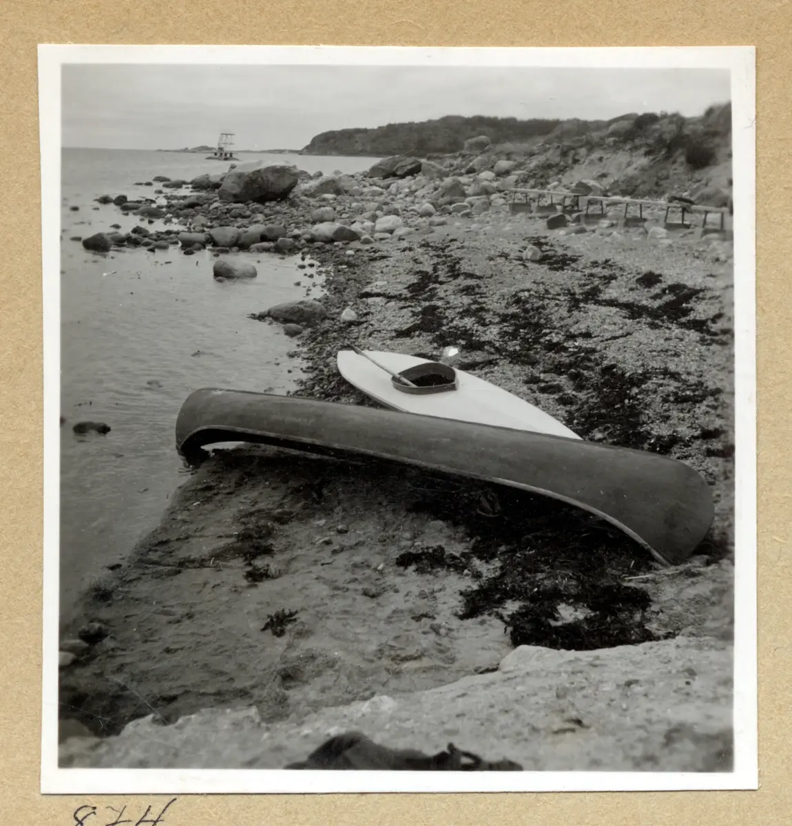 a) " 874 " En kajak och en kanadensare uppdragna på sandstrand

b) " Askim 875 " Dito. Ett mängd stenar vid stranden. Kolhättan??

c) " 914 " En tvåmanskajak på kaj. Nio personer och hamnvy

d) " 915 Marstrand " Vy över mot väderkvarnen. Män sitter och pratar i fören på GG 79. Två pojkar ror en eka nedanför fören

e) " 916 " Dito

f) " 917 Marstrand " Dito. Tre pojkar i ekan börjar ro bort