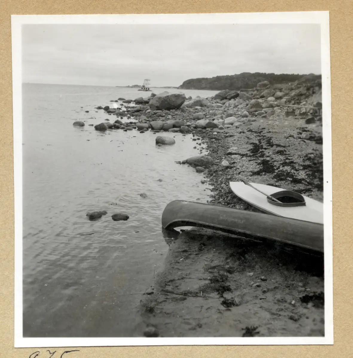 a) " 874 " En kajak och en kanadensare uppdragna på sandstrand

b) " Askim 875 " Dito. Ett mängd stenar vid stranden. Kolhättan??

c) " 914 " En tvåmanskajak på kaj. Nio personer och hamnvy

d) " 915 Marstrand " Vy över mot väderkvarnen. Män sitter och pratar i fören på GG 79. Två pojkar ror en eka nedanför fören

e) " 916 " Dito

f) " 917 Marstrand " Dito. Tre pojkar i ekan börjar ro bort