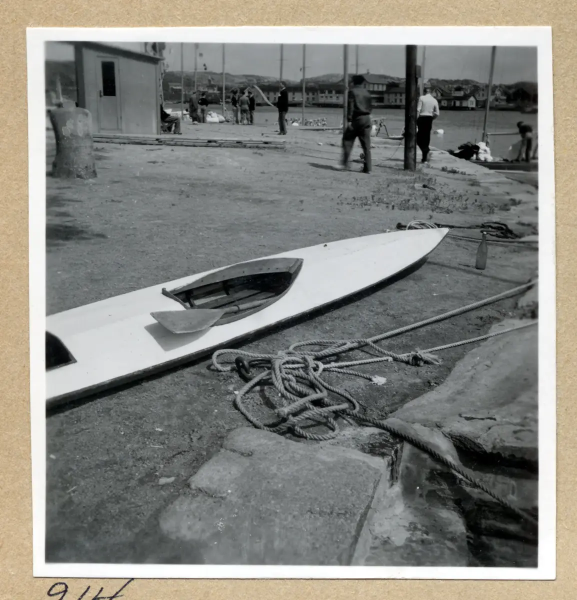 a) " 874 " En kajak och en kanadensare uppdragna på sandstrand

b) " Askim 875 " Dito. Ett mängd stenar vid stranden. Kolhättan??

c) " 914 " En tvåmanskajak på kaj. Nio personer och hamnvy

d) " 915 Marstrand " Vy över mot väderkvarnen. Män sitter och pratar i fören på GG 79. Två pojkar ror en eka nedanför fören

e) " 916 " Dito

f) " 917 Marstrand " Dito. Tre pojkar i ekan börjar ro bort