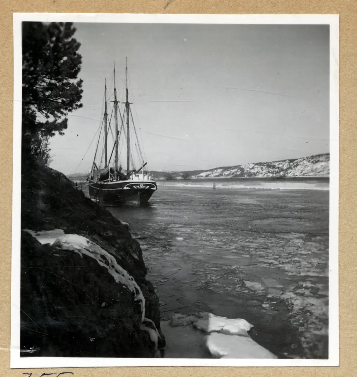 a) " Kungälv 755 " Tremastare i vinterälv 

b) " 756 " Segelfartygsför i Kustens varv 

c) " 757 " Hamnvy, MASILIA, pråm, bark m m 

d) " 758 " Fiskefartygsför uppdragen i varv

e) " 759 " Livbåt LINGARD, segelfartysmaster

f) " Kusten 760 " Segelbåtar av trä på land

g) " 761 " Samma som d. Staket

h) " Kusten 762 " Samma som f. En prydlig rad

i) " 763 " Två segelfartygsförar i Kustens varv, vinter

j) " 764 " Samma som i

k) " 765 " Samma som d

l) " 766 " Samma som d
