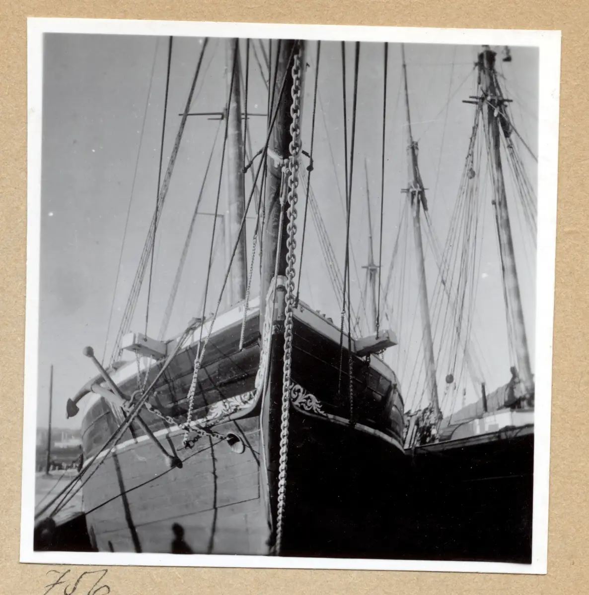 a) " Kungälv 755 " Tremastare i vinterälv 

b) " 756 " Segelfartygsför i Kustens varv 

c) " 757 " Hamnvy, MASILIA, pråm, bark m m 

d) " 758 " Fiskefartygsför uppdragen i varv

e) " 759 " Livbåt LINGARD, segelfartysmaster

f) " Kusten 760 " Segelbåtar av trä på land

g) " 761 " Samma som d. Staket

h) " Kusten 762 " Samma som f. En prydlig rad

i) " 763 " Två segelfartygsförar i Kustens varv, vinter

j) " 764 " Samma som i

k) " 765 " Samma som d

l) " 766 " Samma som d